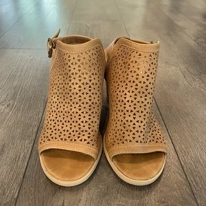 Universal Threads Heels. Size 7